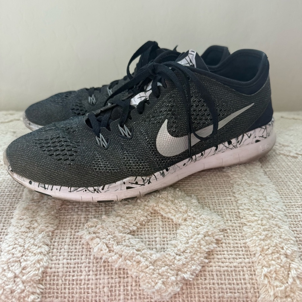 Nike Women’s TR MT 5.0 Nike Free Black & White Paint Splatter Athletic Sneakers - Picture 4 of 8